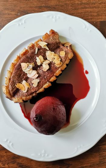 Steak de canard et sa poire au vin