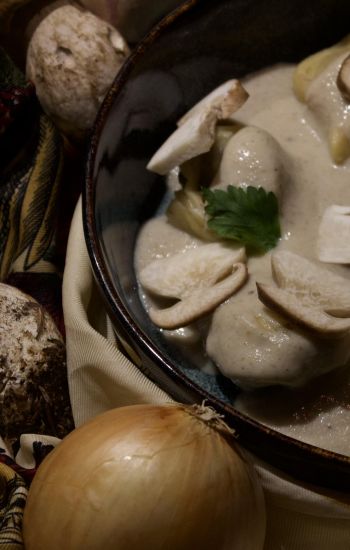 Ravioles farcies au confit de canard, crème de cèpes