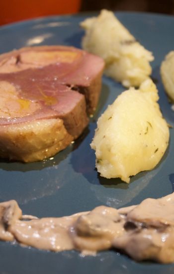 Rôti de canard fourré au foie gras, écrasé de pommes de terre à l’huile d’olive et au thym, sauce champignons au Madère