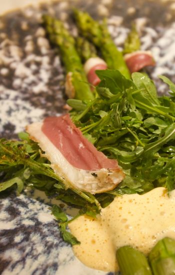 Asperges vertes, émulsion de parmesan, roquette et magret de canard séché