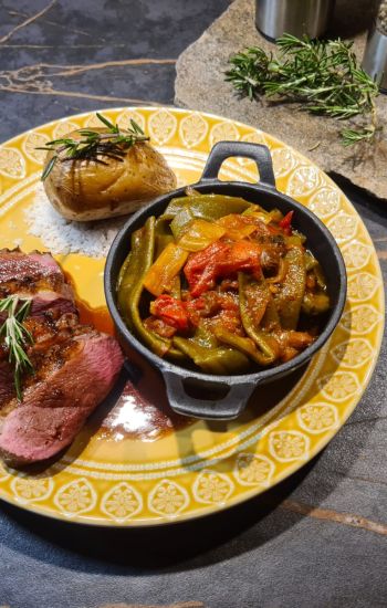 Magret de canard au miel avec ses haricots plats et sa pomme de terre au sel