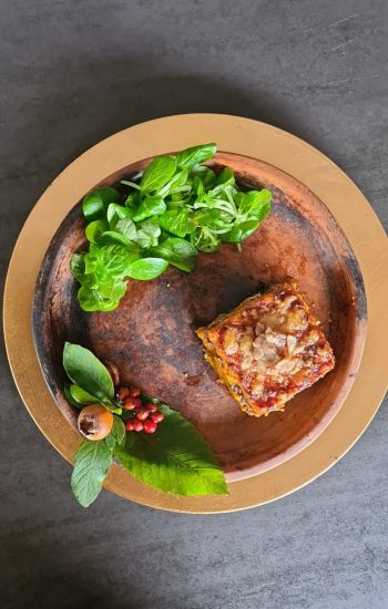 Parmentier de manchons de canard aux patates douces et châtaignes avec sa mâche