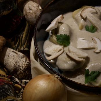 Ravioles farcies au confit de canard, crème de cèpes