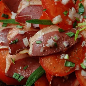 Salade de tomates au magret séché et vinaigre balsamique